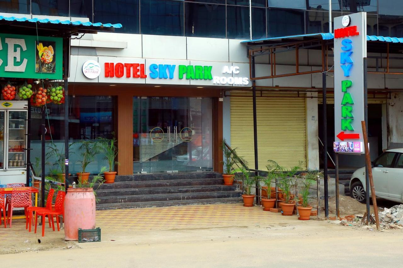 Hotel Sky Park Shamshabad Bagian luar foto