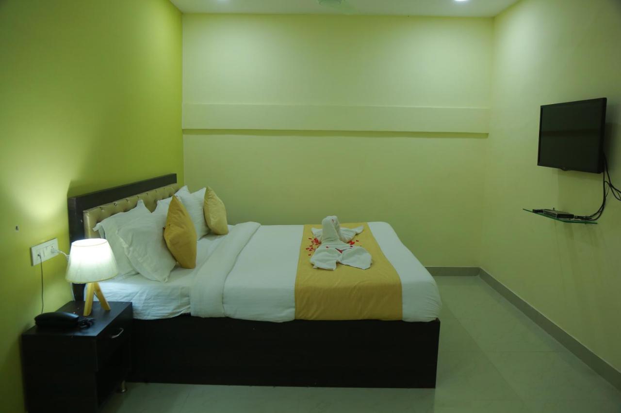 Hotel Sky Park Shamshabad Bagian luar foto