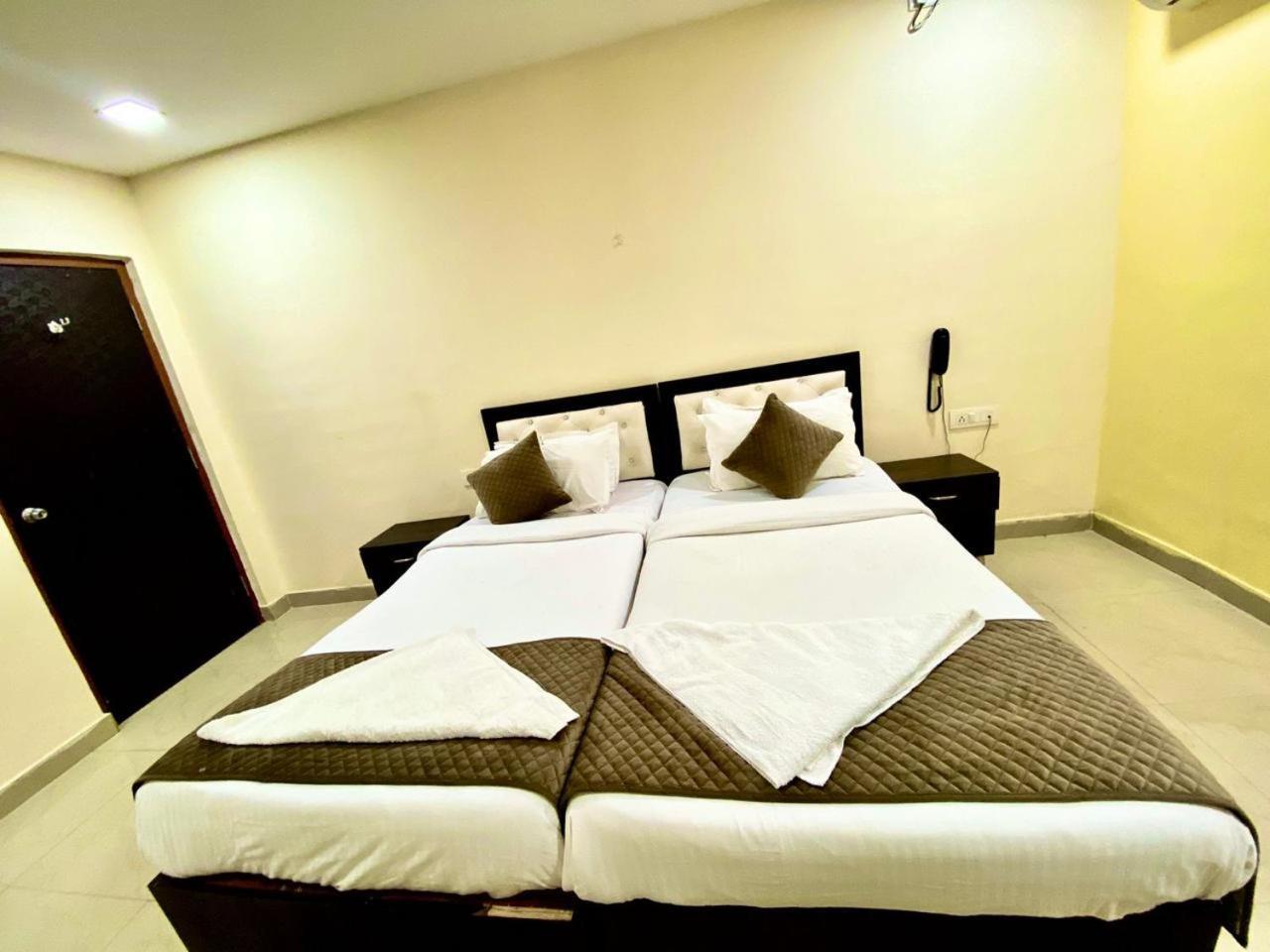 Hotel Sky Park Shamshabad Bagian luar foto