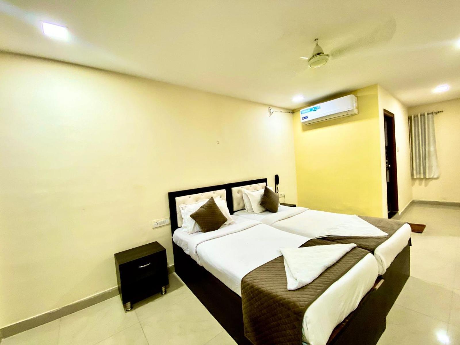 Hotel Sky Park Shamshabad Bagian luar foto