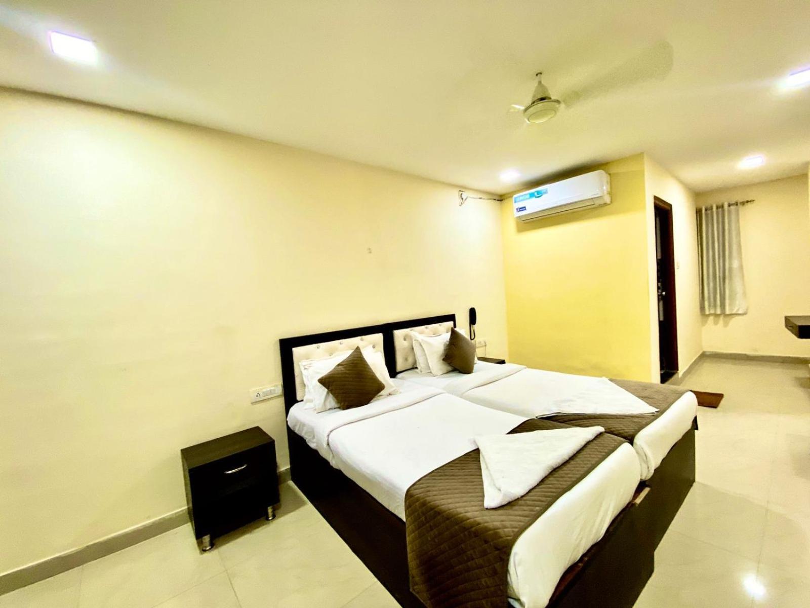 Hotel Sky Park Shamshabad Bagian luar foto