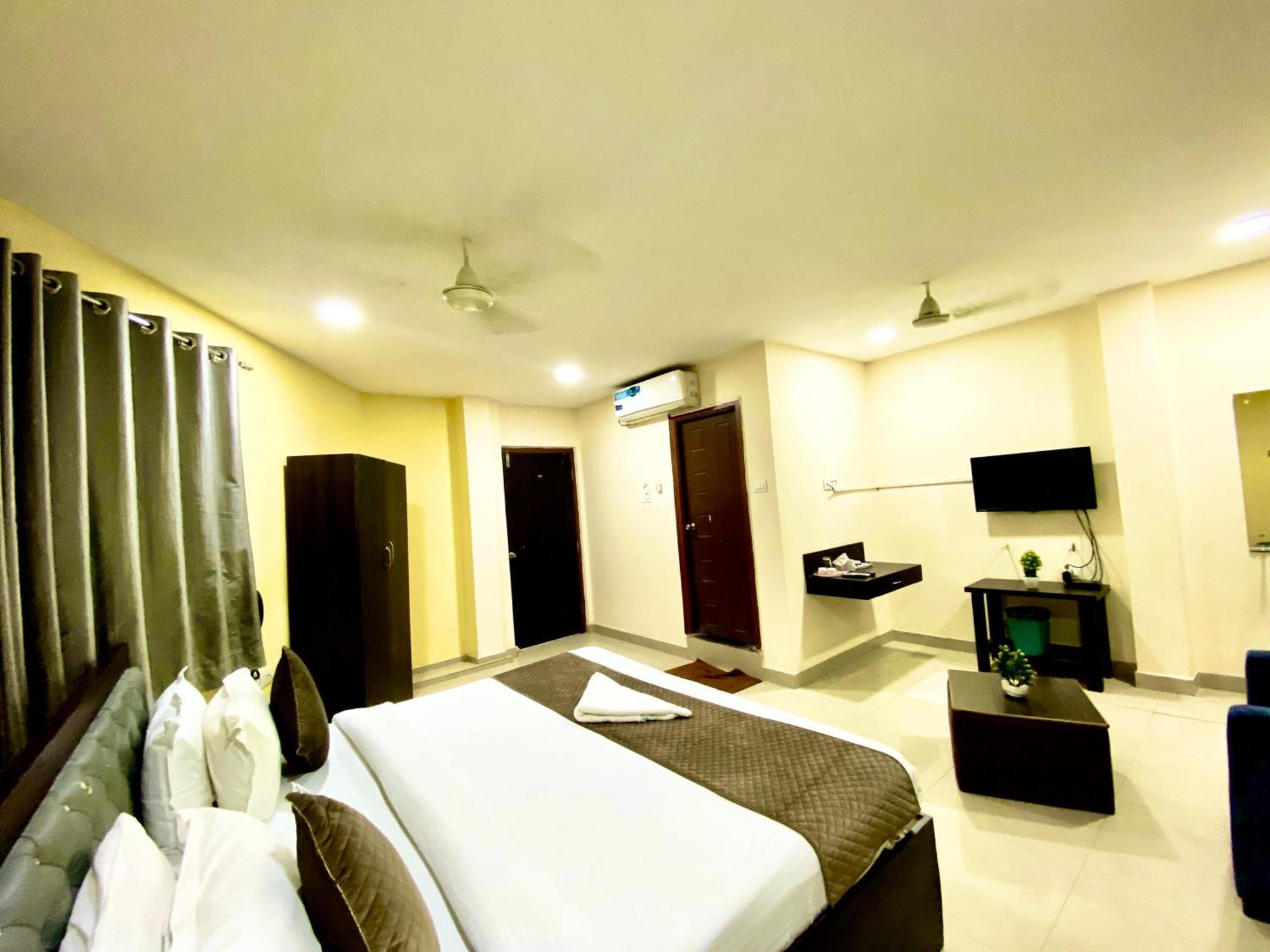 Hotel Sky Park Shamshabad Bagian luar foto
