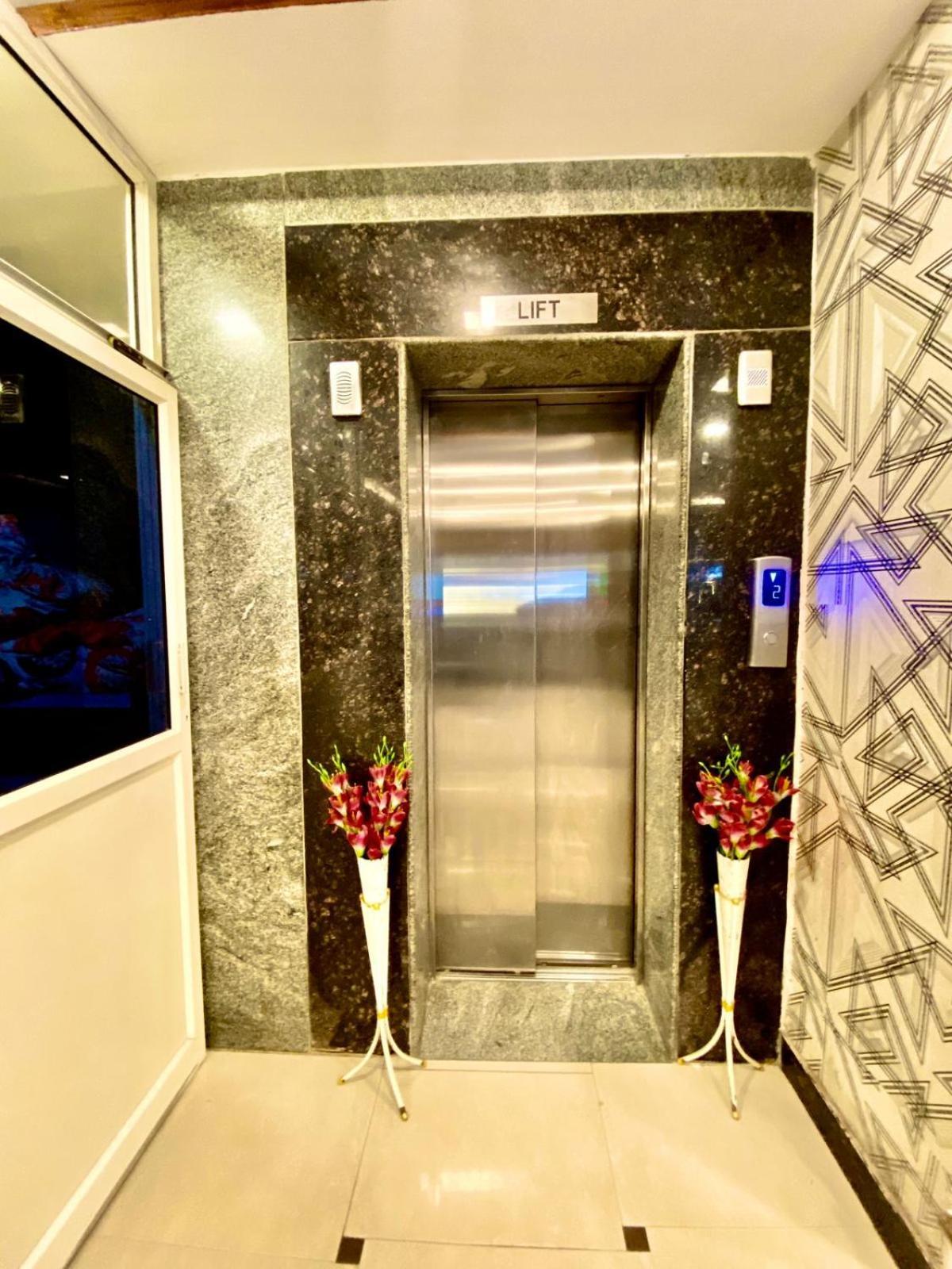 Hotel Sky Park Shamshabad Bagian luar foto